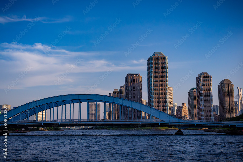 都会の川と橋と高層ビル