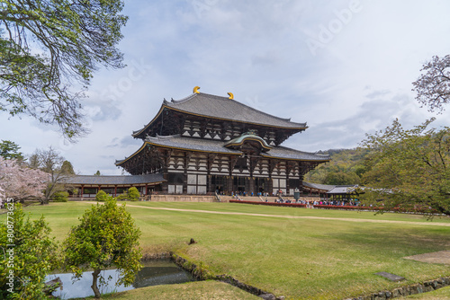 日本の奈良県にある東大寺の大仏がいる大仏殿の風景