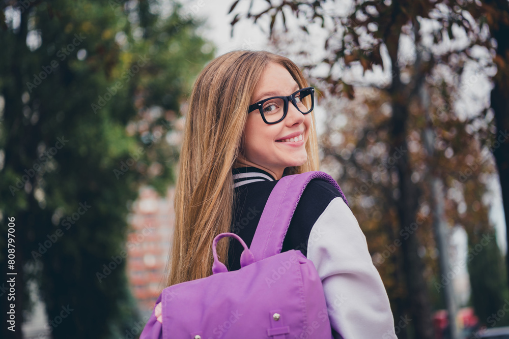 Φωτογραφία Photo portrait of charming teen woman turn around confident schoolgirl specs dre