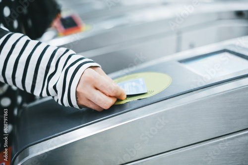 Εκτύπωση καμβά Passenger Using Contactless Payment at Subway Turnstile
