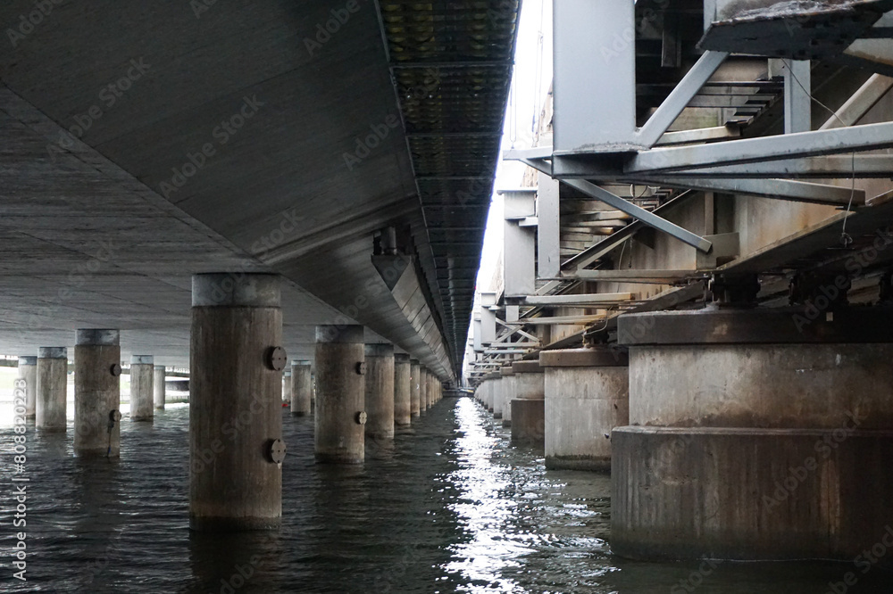 Obraz premium View of water under a bridge