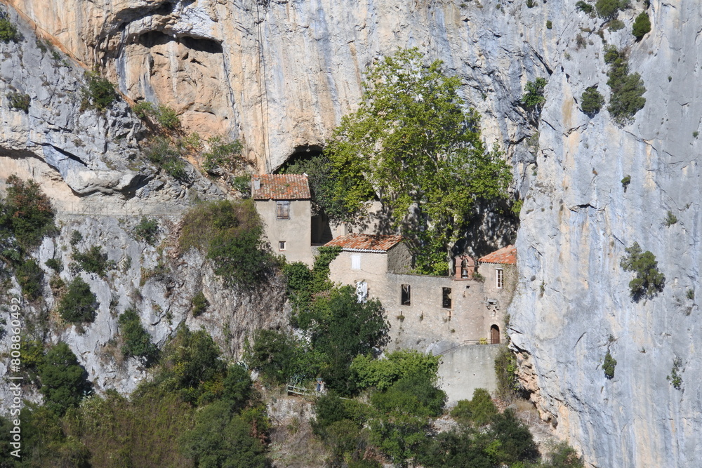 Fototapeta Grotte und die Ermitage Saint-Antoine im Gorges de Galamus