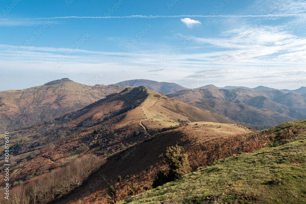 Φωτογραφία Paisagem montanhosa com a majestosa montanha Artzamendi ao fundo, no coração do