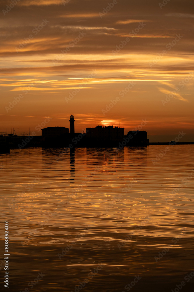 Tramonto sul mare visto dal molo Audace, città di Trieste, Friuli Venezia Giulia