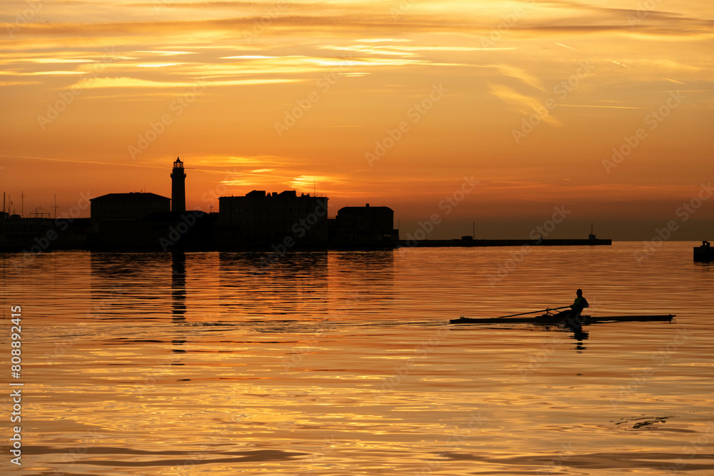 Φωτογραφία Tramonto sul mare visto dal molo Audace, città di Trieste, Friuli Venezia Giulia