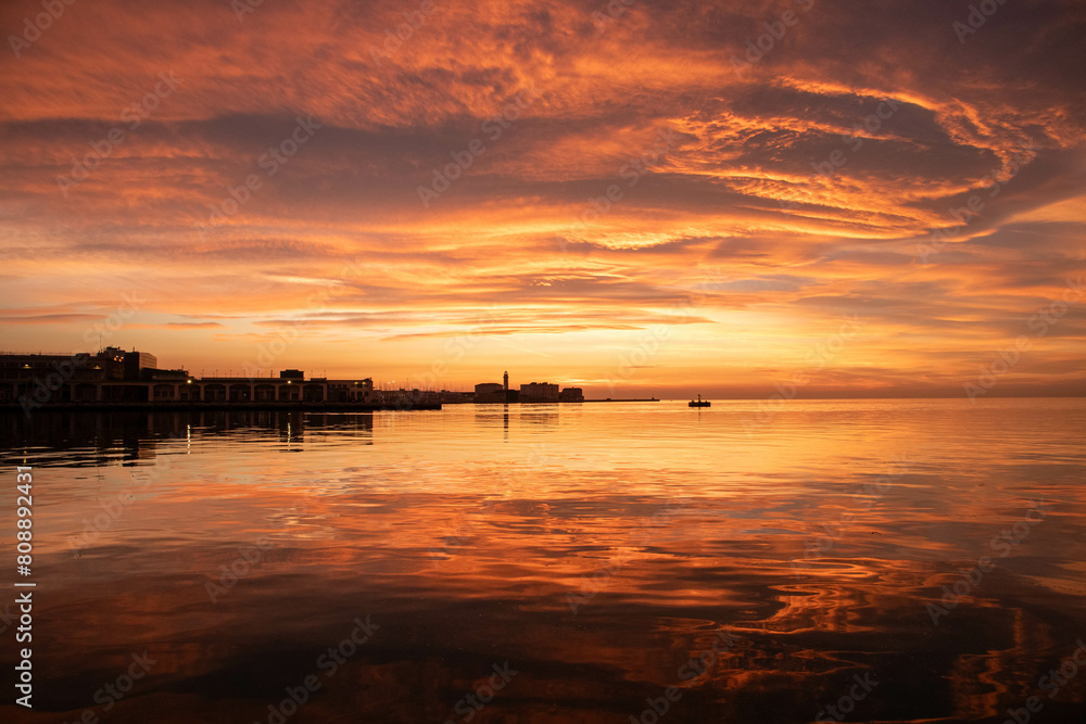 Obraz premium Tramonto sul mare visto dal molo Audace, città di Trieste, Friuli Venezia Giulia