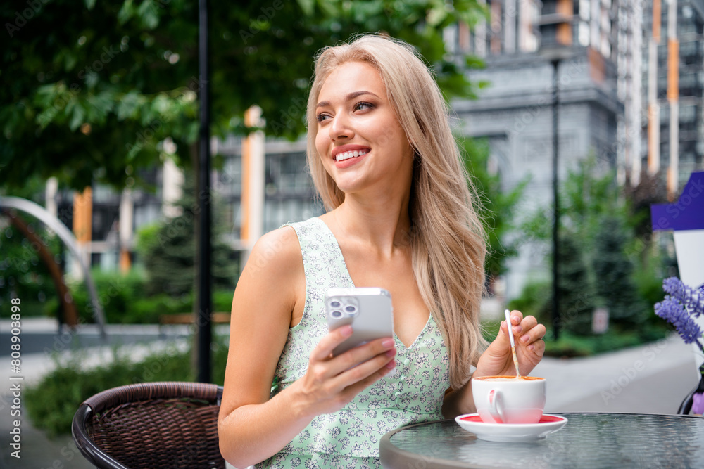 Φωτογραφία Photo of cheerful cute lovely girl sitting cafe table outdoors weekend vacation