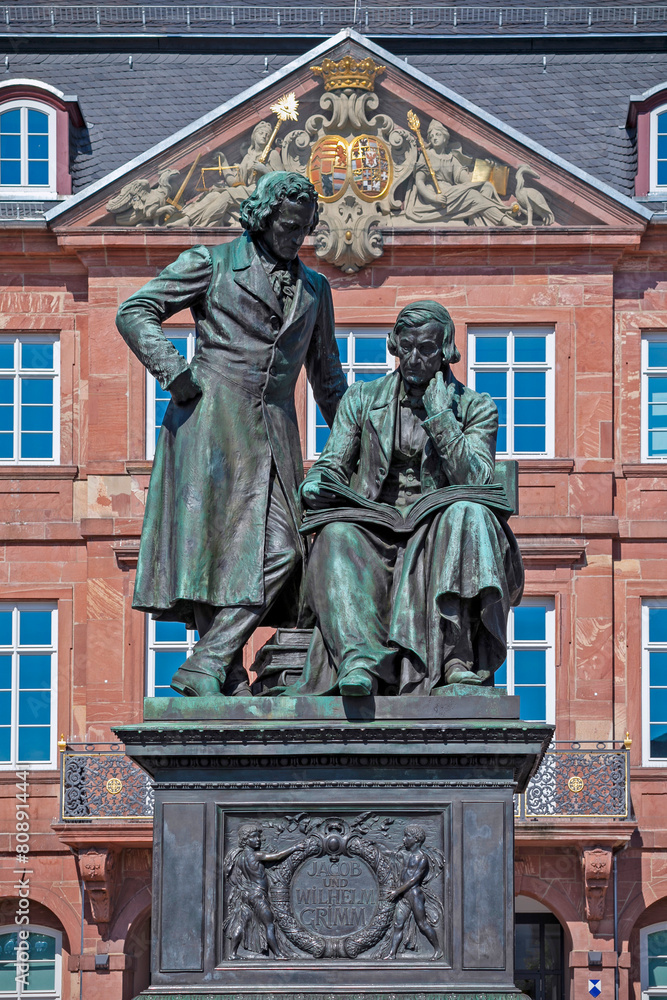 Das Gebrüder Grimm Denkmal vor dem Rathaus in Hanau, Hessen, Deutschland, Europa.