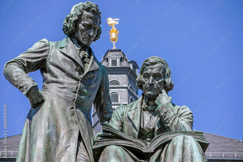 Das Gebrüder Grimm Denkmal vor dem Rathaus in Hanau, Hessen, Deutschland, Europa. Das Gebrüder Grimm Denkmal vor dem Rathaus in Hanau, Hessen, Deutschland, Europa.