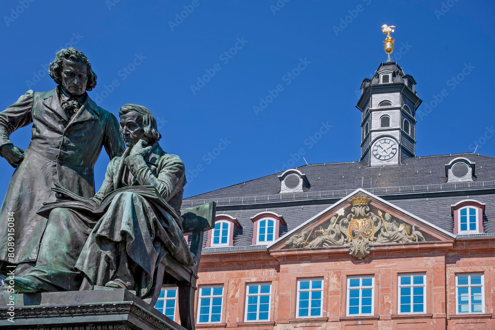 Das Gebrüder Grimm Denkmal vor dem Rathaus in Hanau, Hessen, Deutschland, Europa.