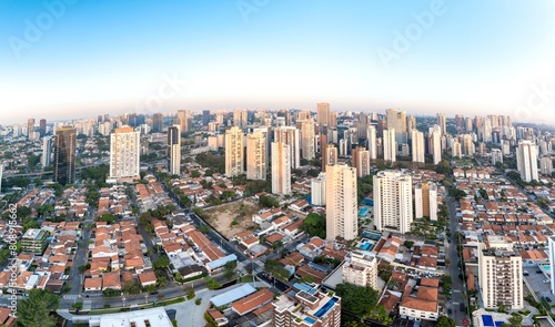 Fotos a  reas da regi  o do Brooklin em S  o Paulo. Zona Sul  ao amanhecer  e tamb  m o skyline dos pr  dios mais modernos.