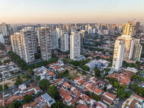 Fotos a  reas da regi  o do Brooklin em S  o Paulo. Zona Sul  ao amanhecer  e tamb  m o skyline dos pr  dios mais modernos.