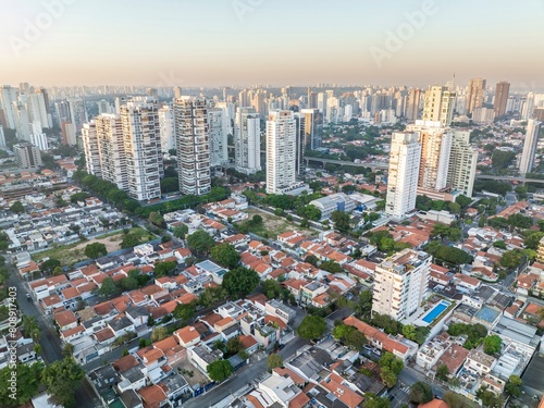 Fotos aéreas da região do Brooklin em São Paulo. Zona Sul, ao amanhecer, e também o skyline dos prédios mais modernos. © Marcos
