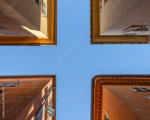 Immeubles dans le vieux Nice, vus d'en bas photo