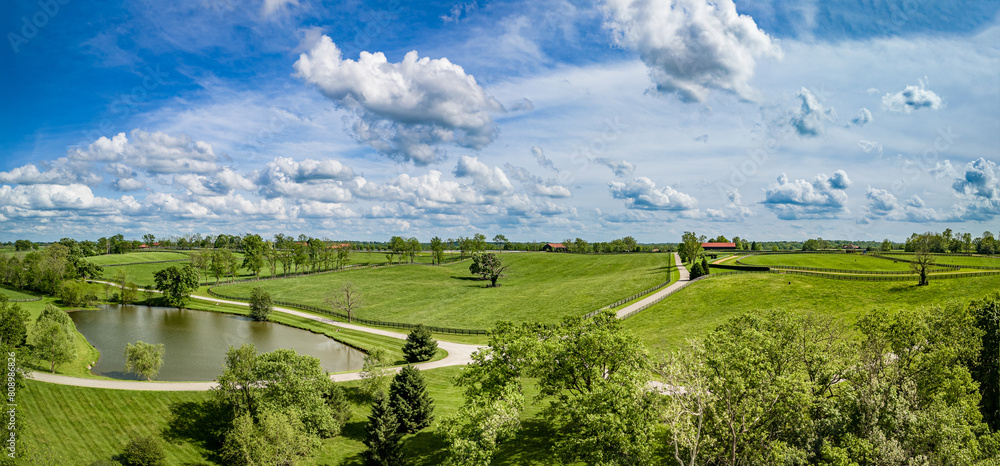 Φωτογραφία Trails, pastures and a pond on the grounds of horse farm in rural Kentucky