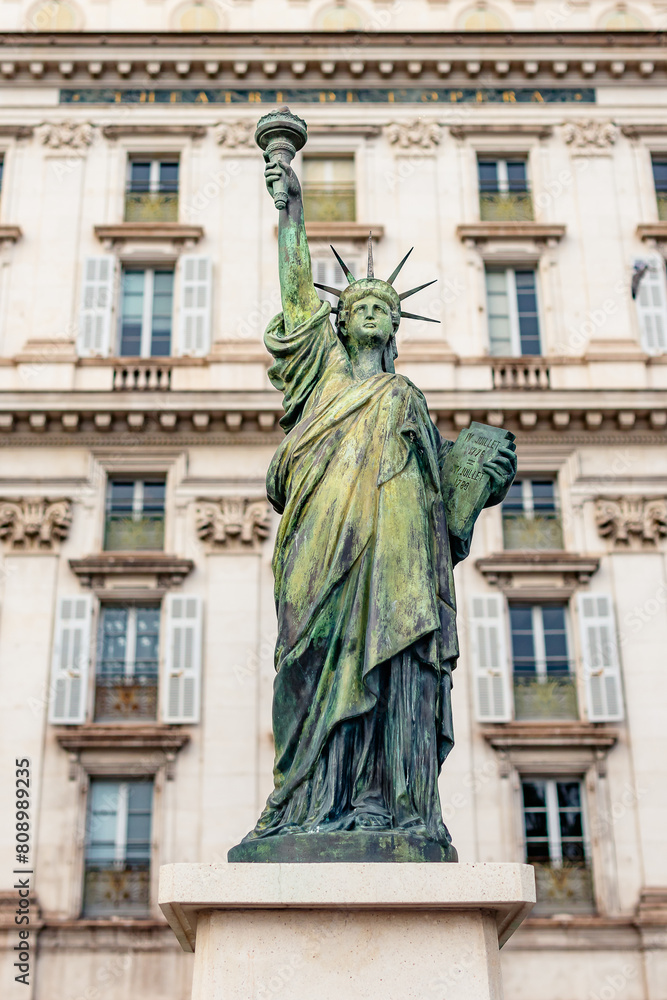 Statue de la Liberté sur la Promenade des Anglais à Nice