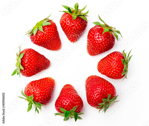 Erdbeeren in einem Kreis angeordnet isoliert auf weissem Hintergund