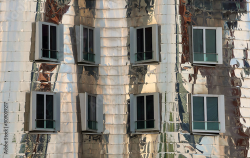 Obraz na płótnie Spiegelende Fensterfassaden im Mediahafen w salonie
