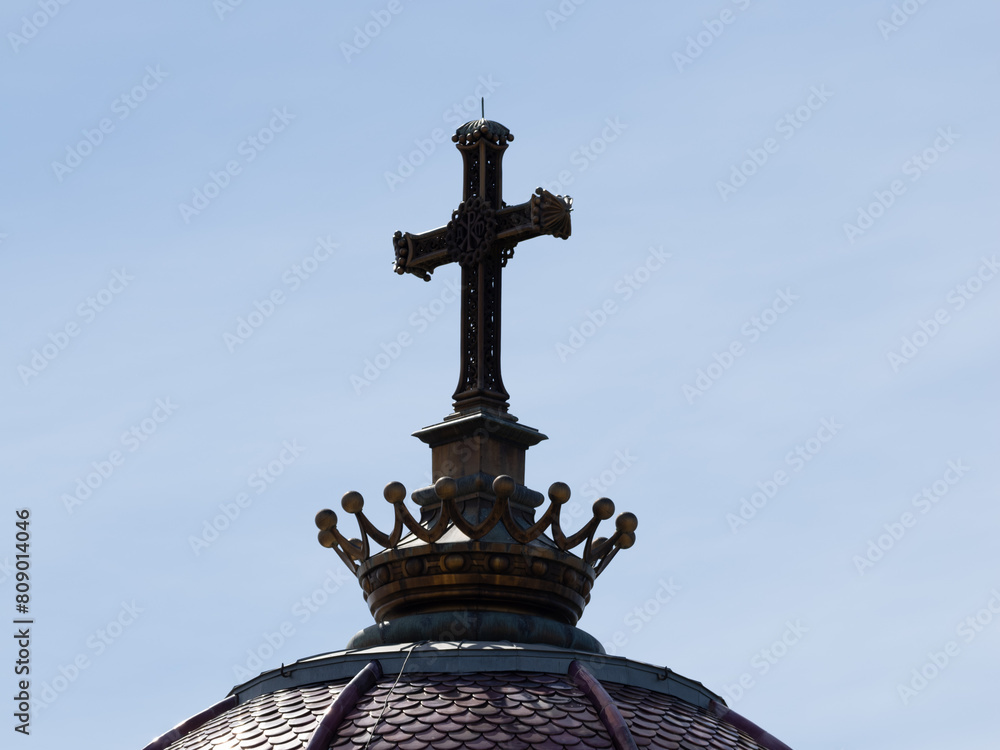 Cruz en el tejado de una iglesia a contraluz