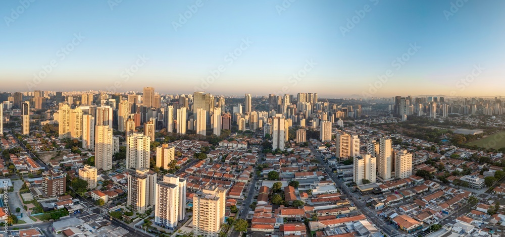 Obraz premium Fotos aéreas da região do Brooklin em São Paulo. Zona Sul, ao amanhecer, e também o skyline dos prédios mais modernos.