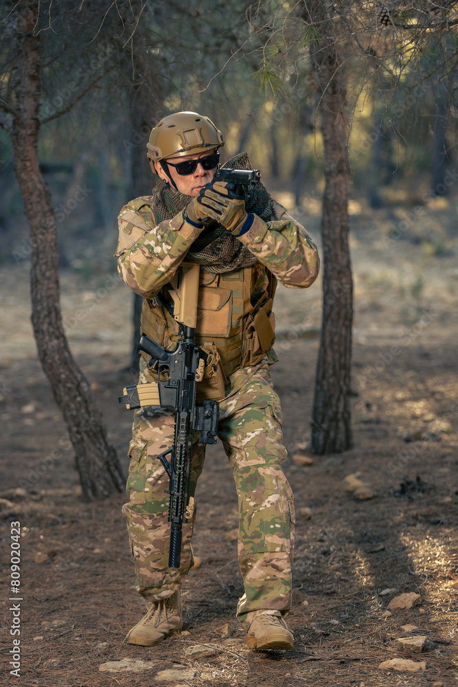 soldado de airsoft entrenando en el bosque soldado de airsoft entrenando en el bosque