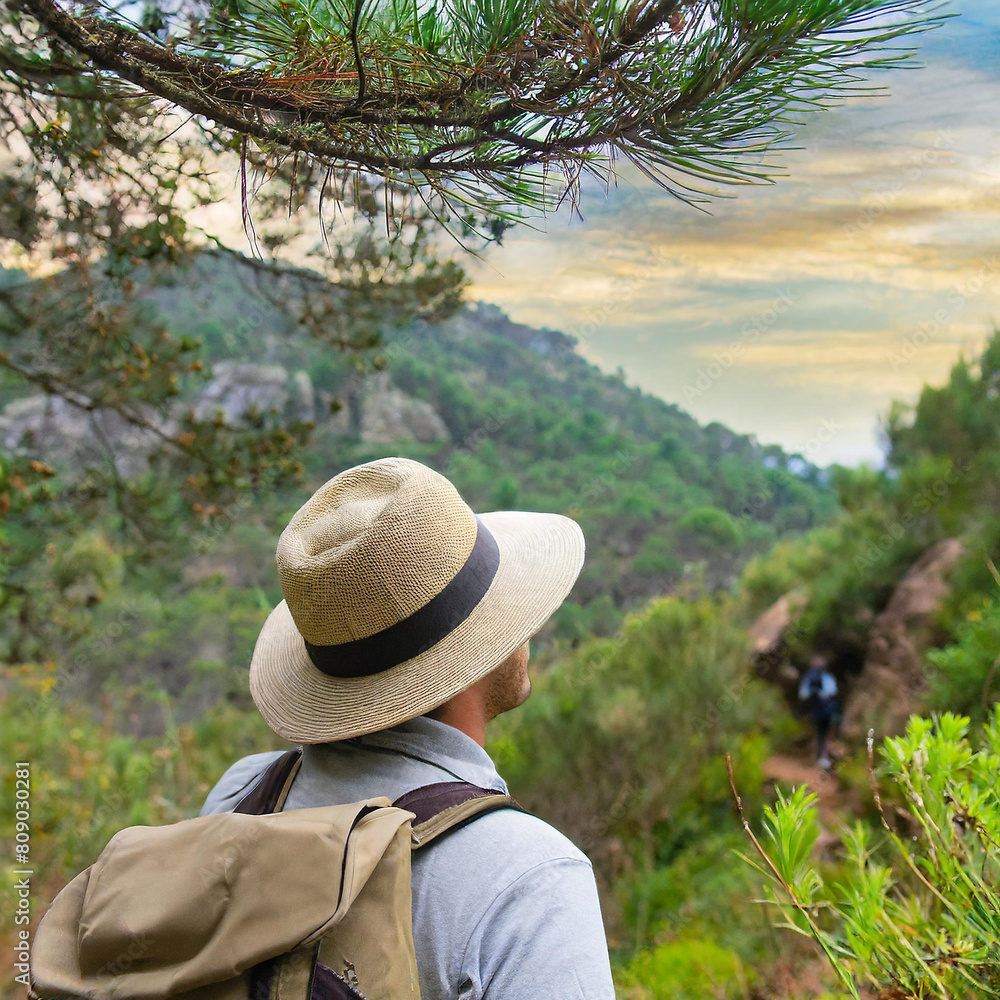 persona andando por senda de montaña con mochila y sombrero en vista ...