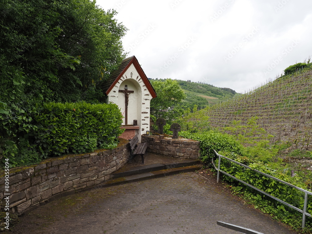 Zell an der Mosel mit Pulverturm, Friedhof und Stadtübersicht