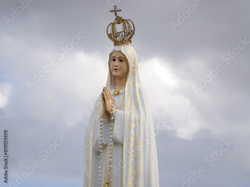 Imagem da Virgem Maria numa procissão solene, adornada num andor numa festividade estival photo