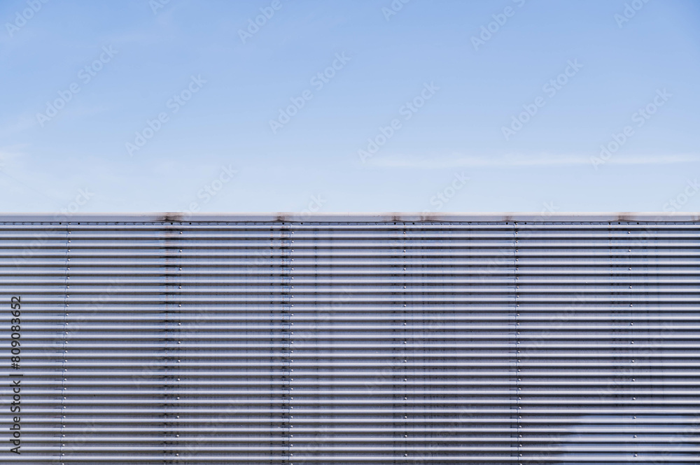 晴れた日の空と建物 晴れた日の空と建物