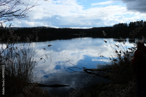 FU 2023-03-19 Erftstadt 16 Weitläufiger Blick über einen See im Wald