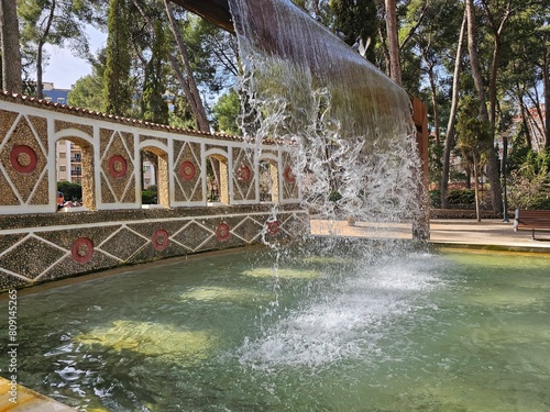 Belle fontaine dans le parc Abelardo Sanchez à Albacete photo