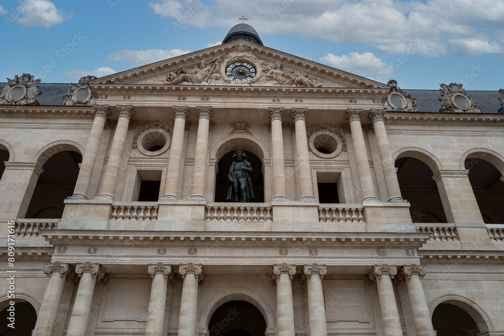 Fototapeta premium Napoleon dans la cour des Invalides à Paris