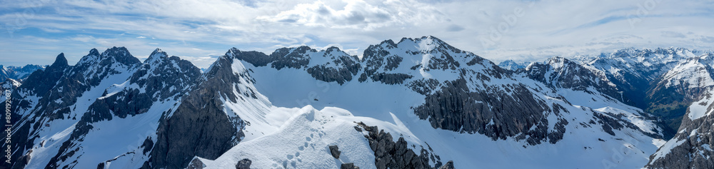 Panorama Allgäuer Hochalpen im Frühjahr mit Schnee von der Trettachspitze übers Hohe Licht bis ins  Hochalptal/Lechtal
