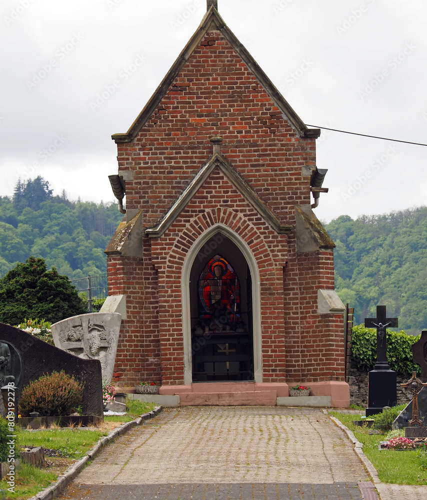 Zell an der Mosel mit Pulverturm, Friedhof und Stadtübersicht
