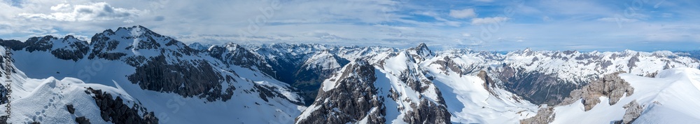 Panorama Allgäuer Hochalpen im Frühjahr mit Schnee vom Hohem Licht bis Hoher Ifen von der Rotgundspitze