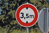 Panneau de signalisation : interdit aux véhicules de plus de 3,5 mètres.