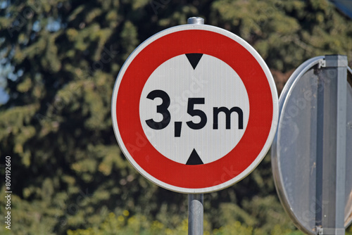 Panneau de signalisation : interdit aux véhicules de plus de 3,5 mètres.