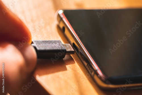 Fotografija concetto di connessione: connettere o ricaricare un dispositivo, collegare lo smartphone