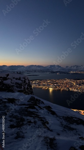 Blick von oben auf die Stadt Tromsø