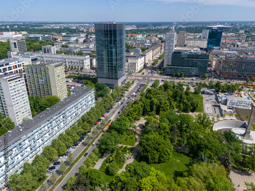 Warszawa, piękna panorama miasta. Widok z drona. Niebieskie niebo i delikatne chmury.  © hunter76