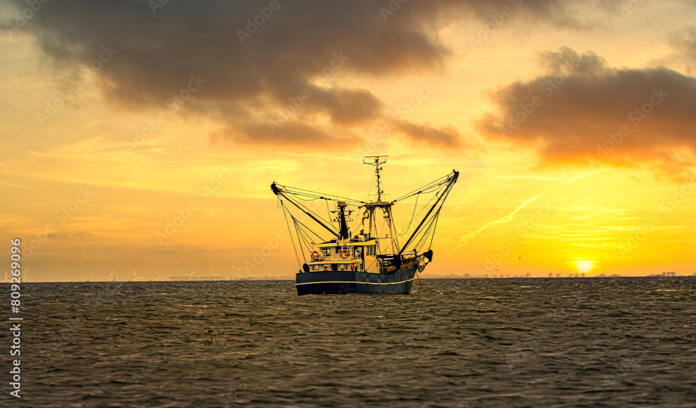 Ein Krabbenkutter beim Krabbenfang in der Nordsee