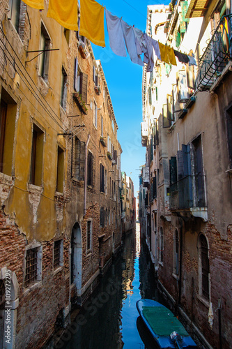Linge qui sèche entre deux immeubles au-dessus du Rio di San Cassiano, Venise, Italie © William