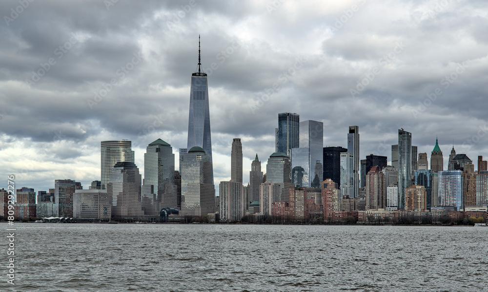 Obraz premium downtown manhattan skyline on a cloudy day (world trade center) one skyscraper tall buildings (financial center) hudson river, liberty state park view new york city nyc metropolis cityscape