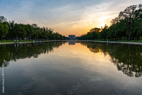 Canvas-taulu Sunset in reflecting pool and Lincoln monument, located in Washington, DC
