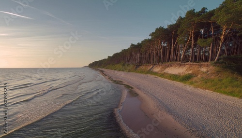 naturstrand mit kustenwald im abendlicht ostsee mecklenburg vorpommern deutschland