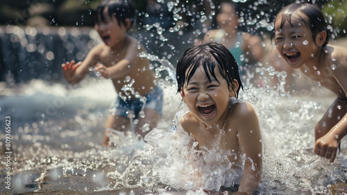 水遊びをする日本の子ども photo