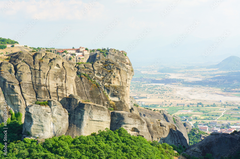 山間の奇岩の上にたつ修道院が映る景色