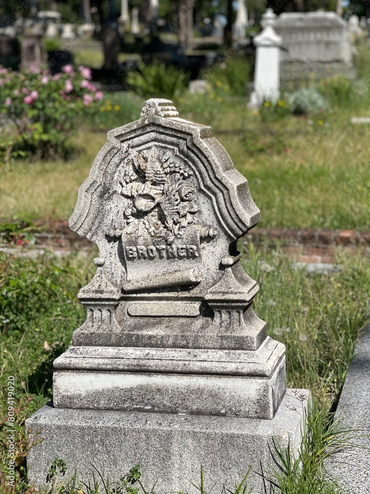 Obraz premium Gravestone marker with the word brother 