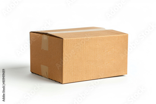 a cardboard box with a white strip on the side © Huyn