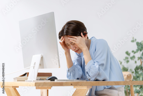 パソコン仕事で怒る女性 photo